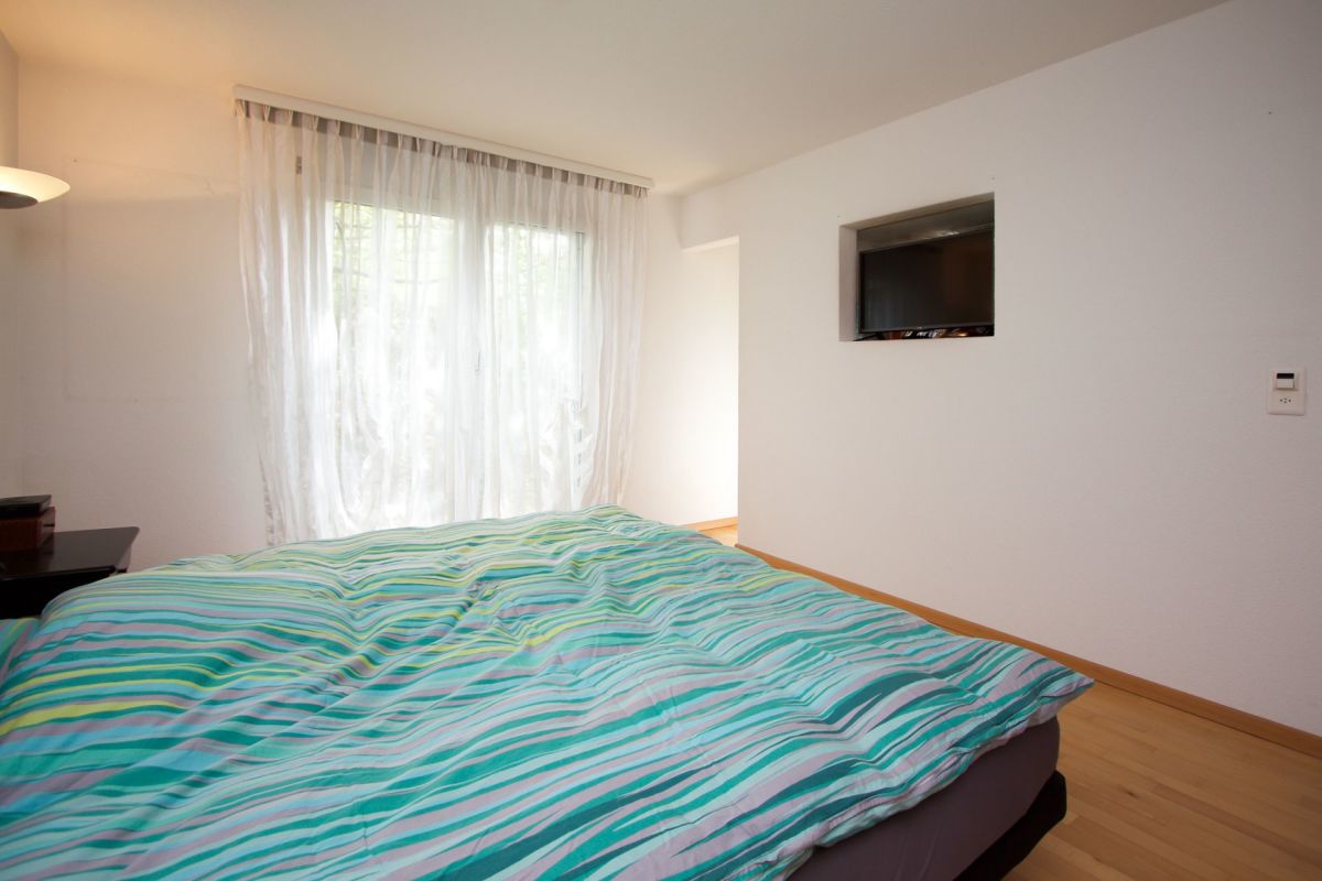 Schlafzimmer mit Bett und Fenster