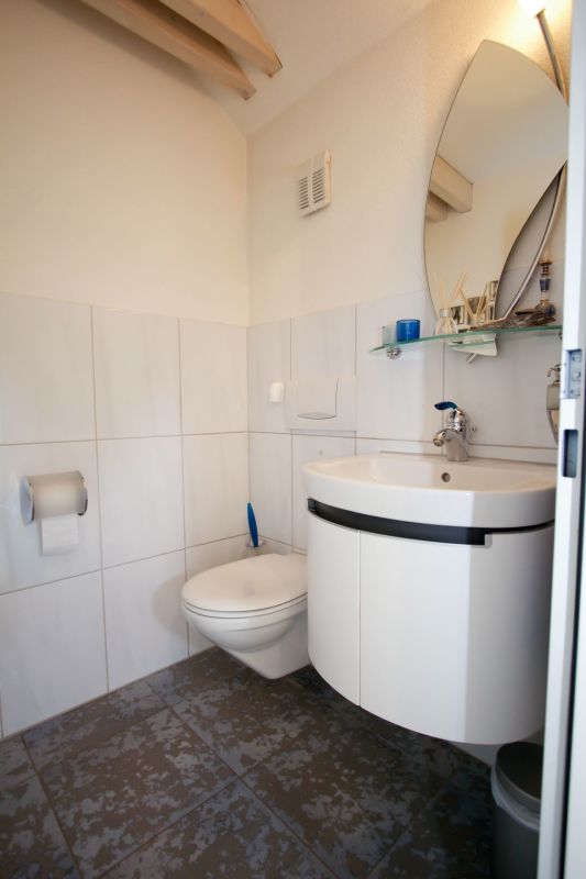 Gäste-WC mit Waschtisch und Wand-WC