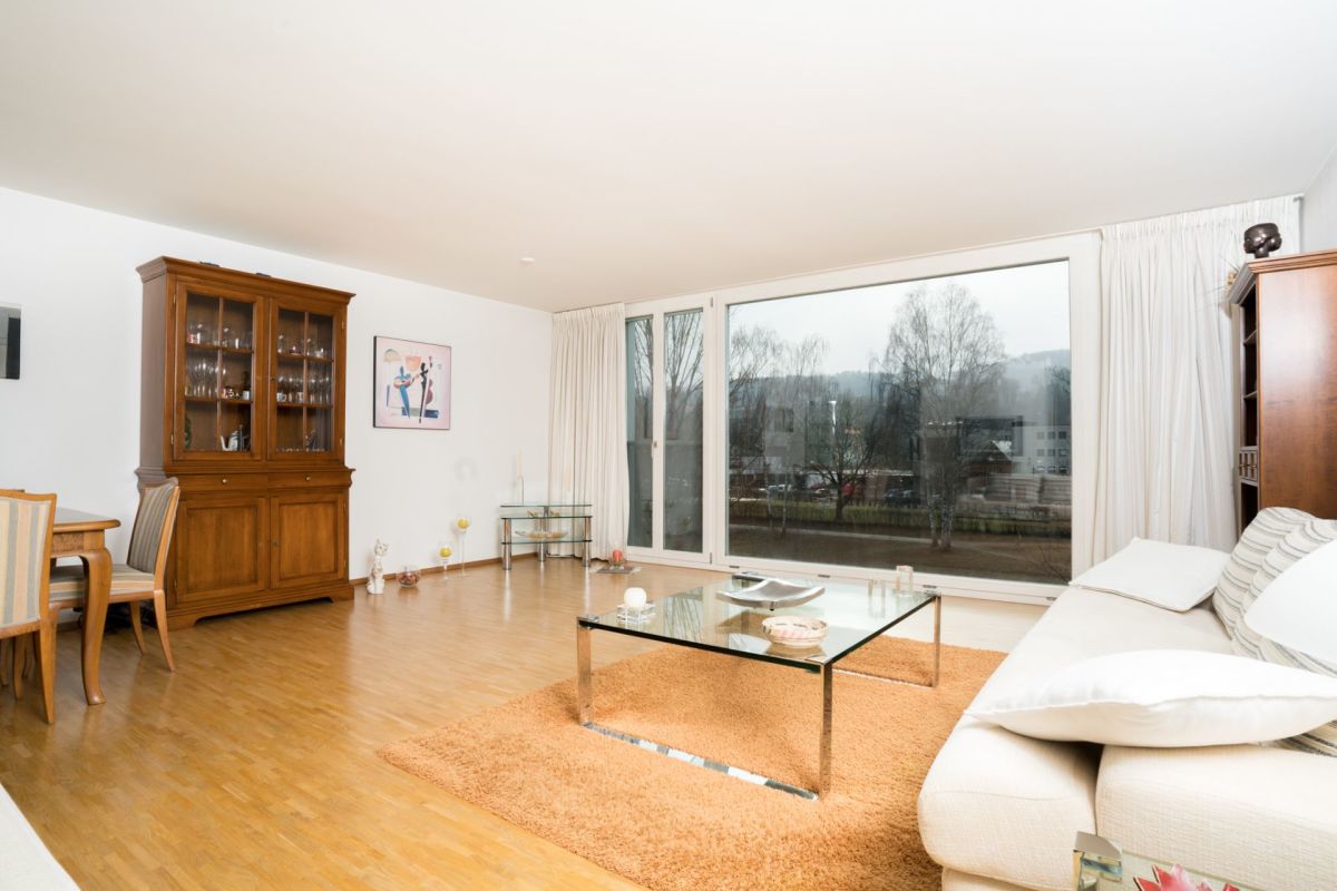 Heller Wohnraum mit großer Fensterfront