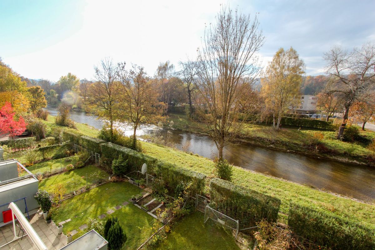 Gartenblick am Fluss