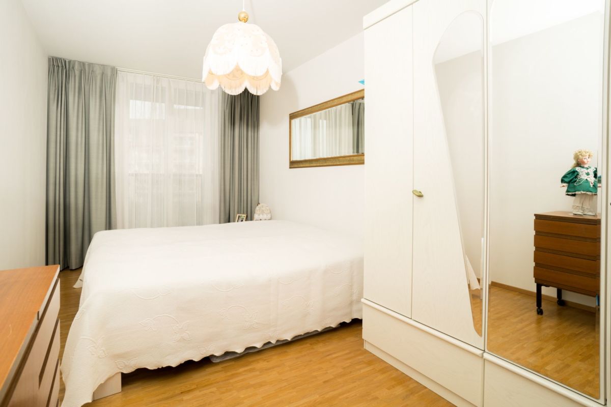 Helles Schlafzimmer mit Schrank und Doppelbett