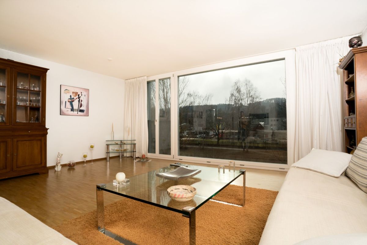 Wohnzimmer mit großer Fensterfront