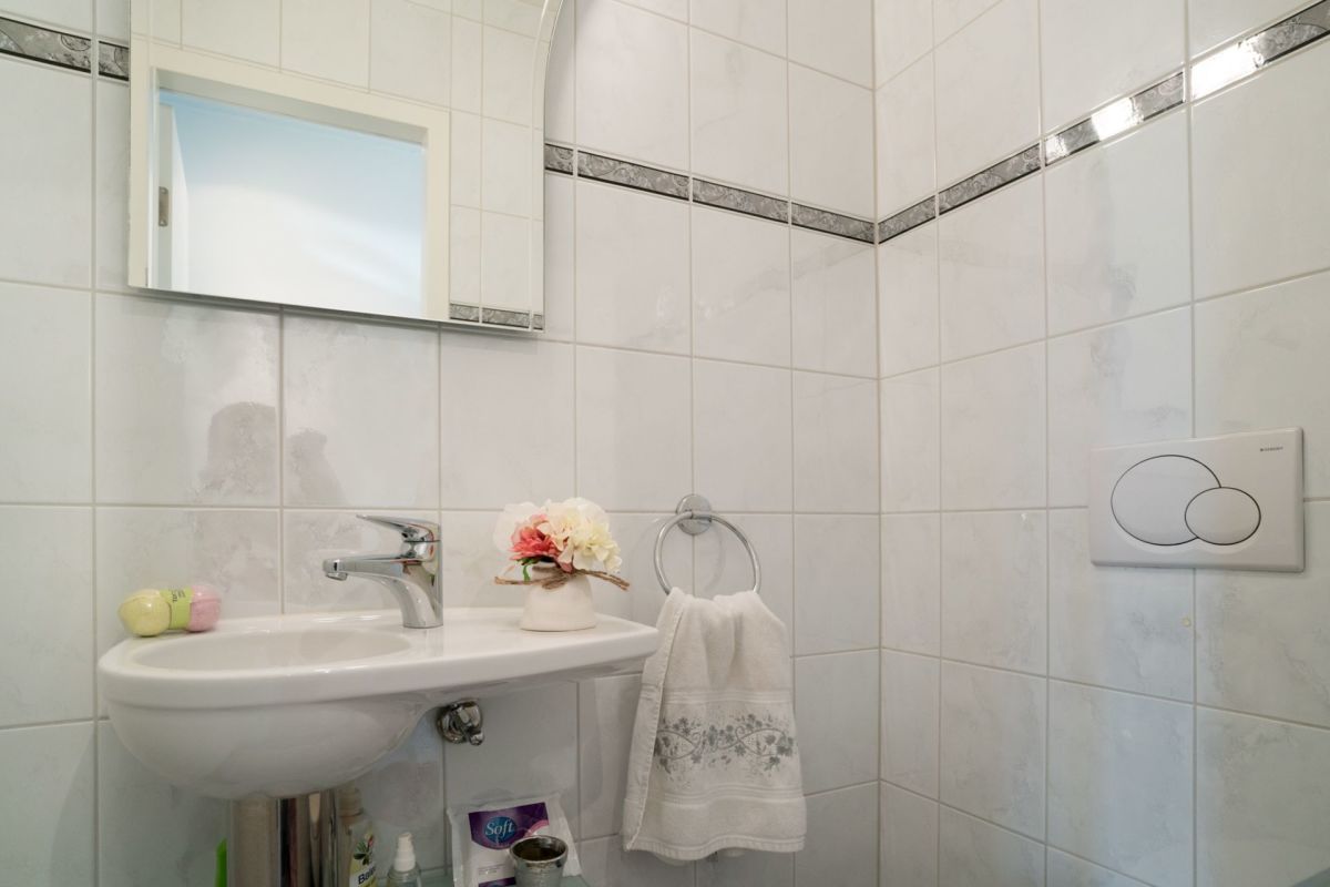 Gäste-WC mit Wandwaschbecken