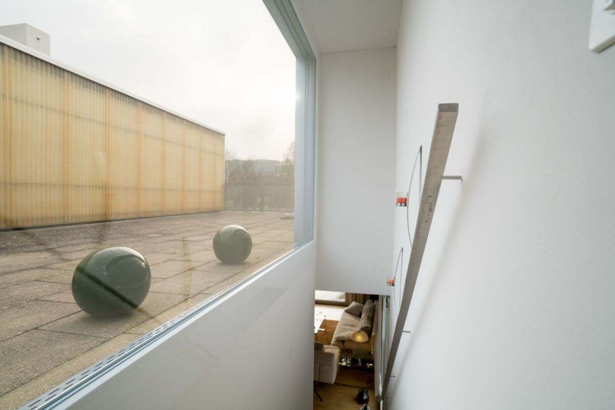 Treppenhaus mit großem Fenster