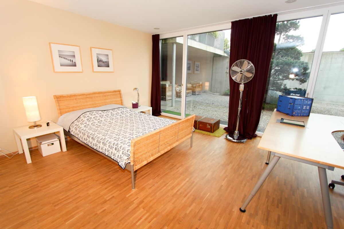 Helles Schlafzimmer mit großer Fensterfront