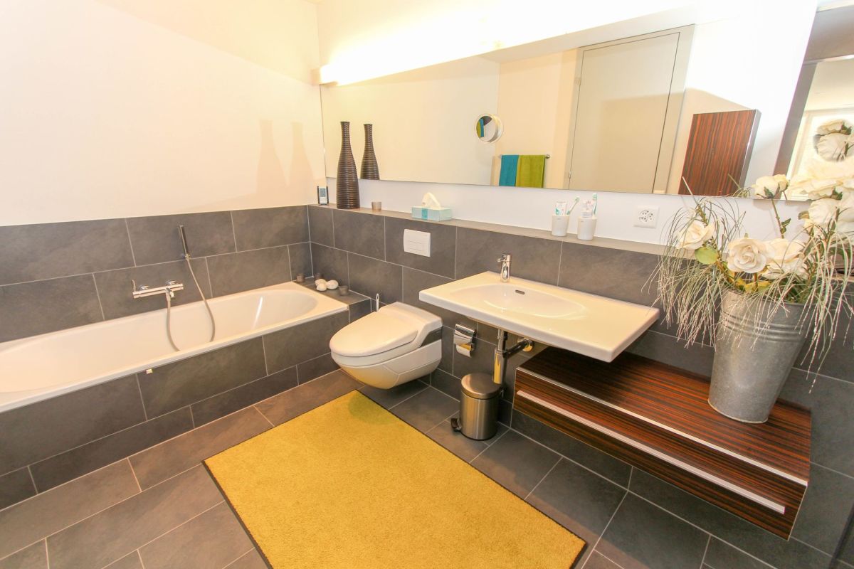 Modernes Badezimmer mit Wanne, Waschtisch und WC