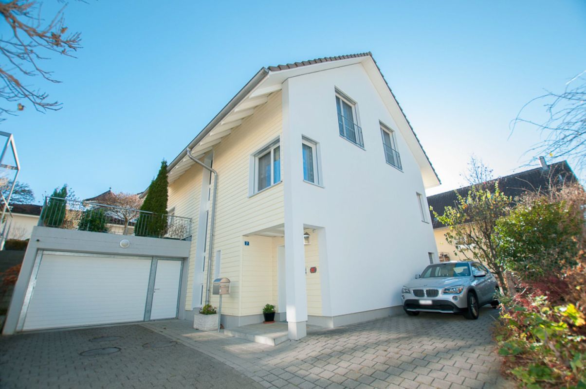 Modernes Einfamilienhaus mit Garage und Einfahrt