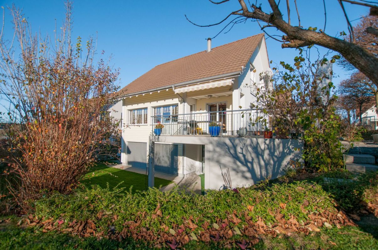 Einfamilienhaus mit Balkon und Garten