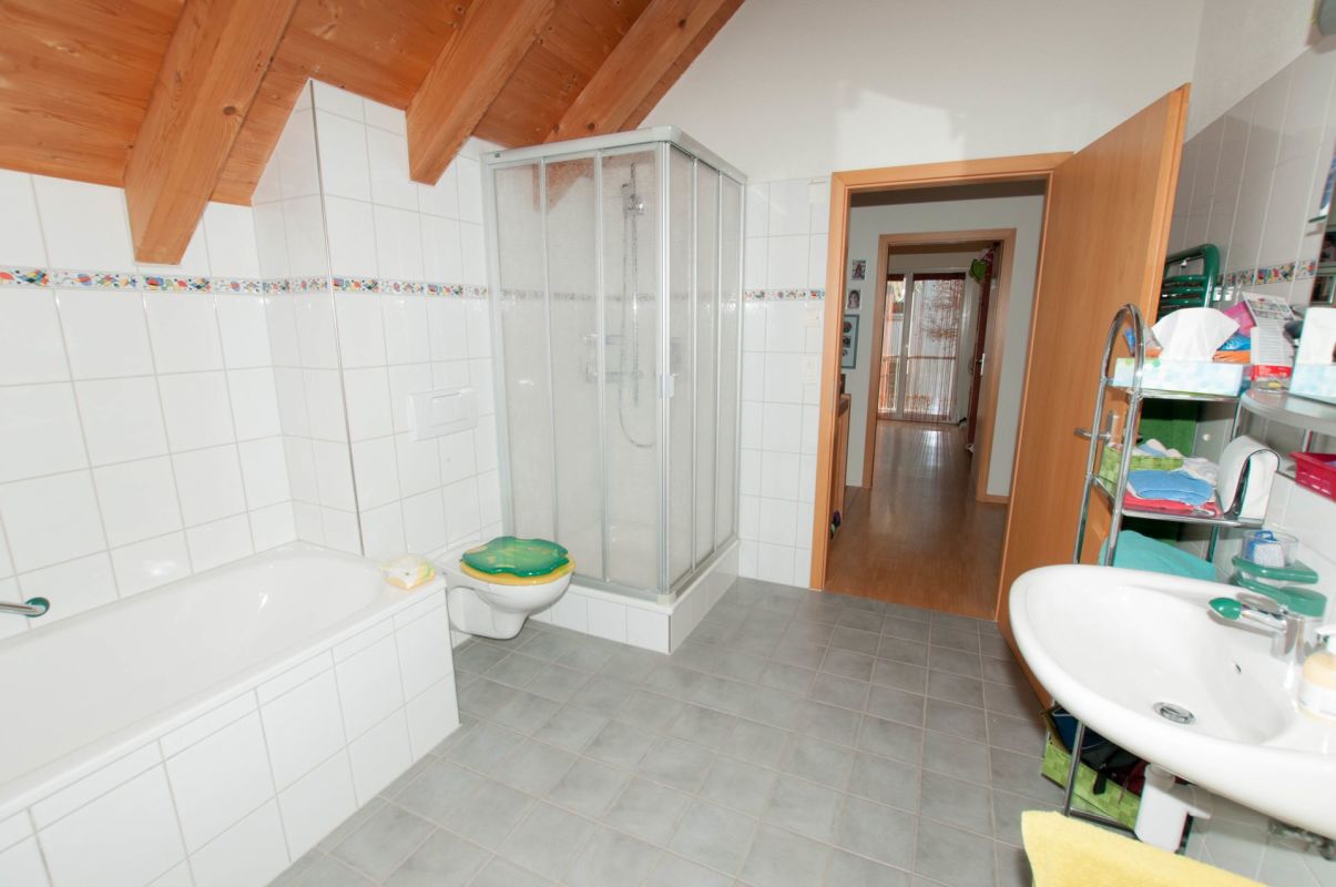 Badezimmer mit Dachschräge und offener Dusche