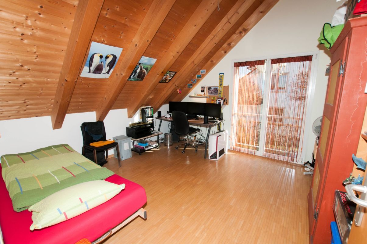 Dachgeschoss-Schlafzimmer mit Arbeitsbereich