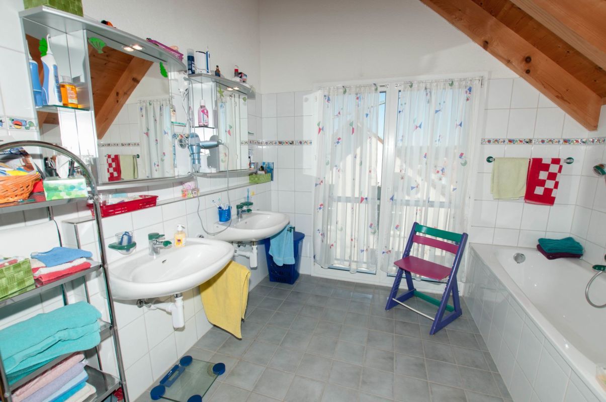 Badezimmer mit Dachschrägen und Doppelwaschbecken