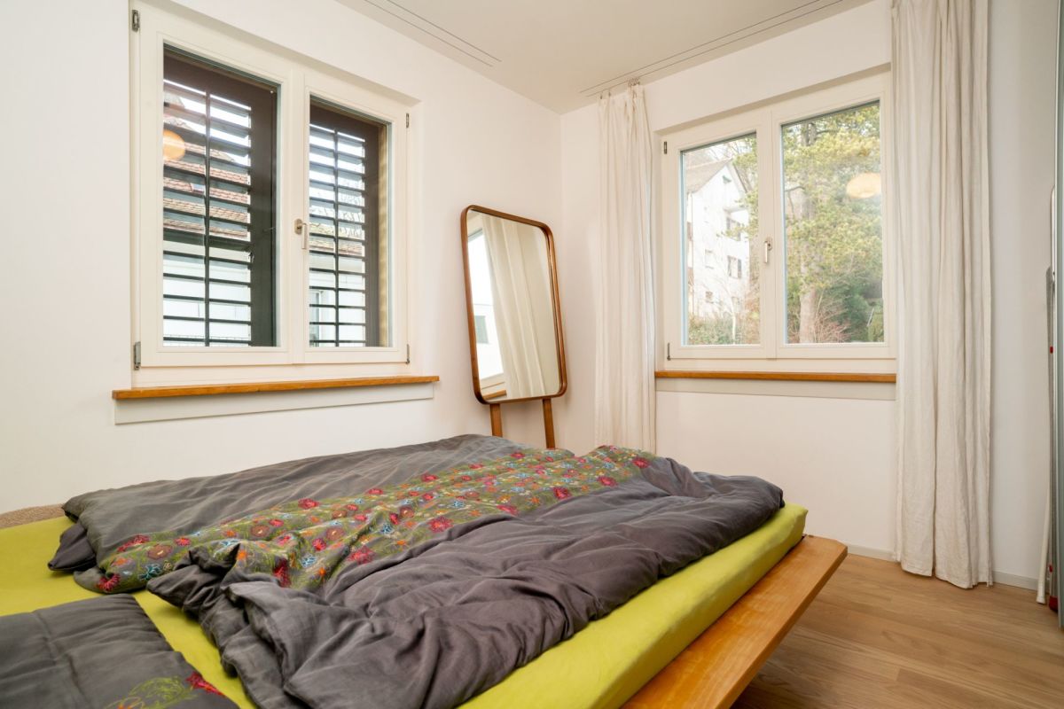 Schlafzimmer mit zwei Fenstern