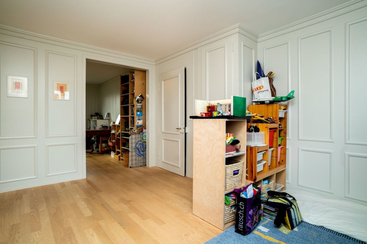 Helles Zimmer mit Stuck und Wandpaneelen