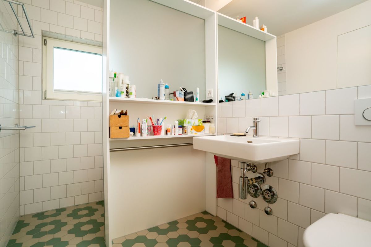 Modernes Badezimmer mit Duschbereich und Waschbecken