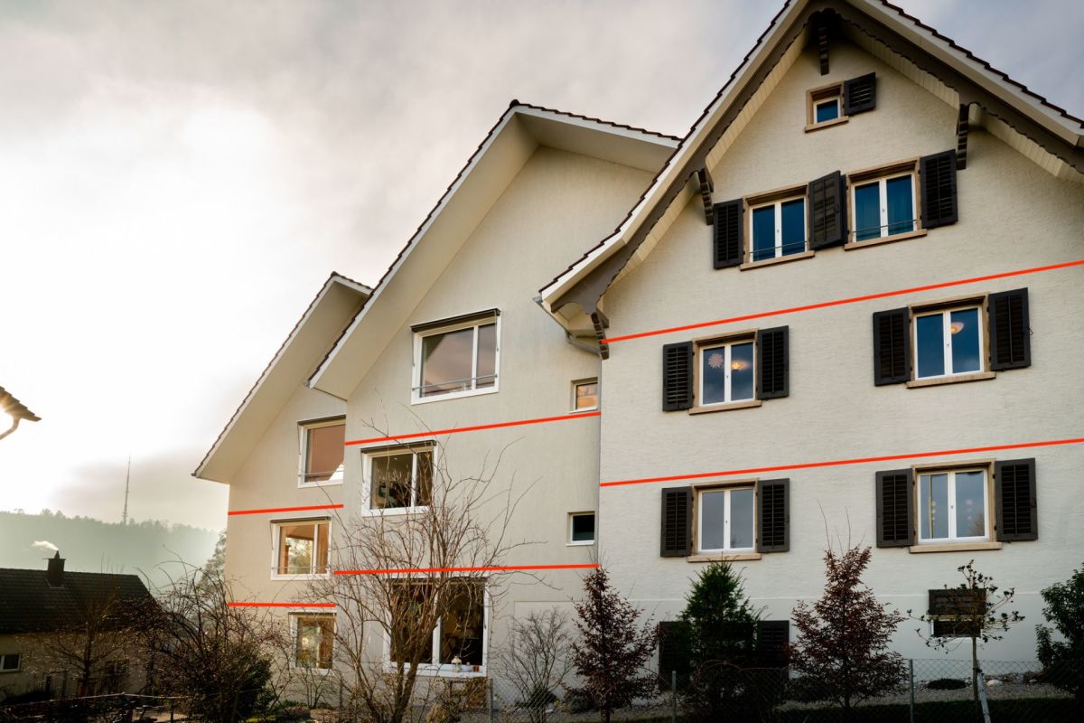 Mehrfamilienhaus mit steilem Satteldach