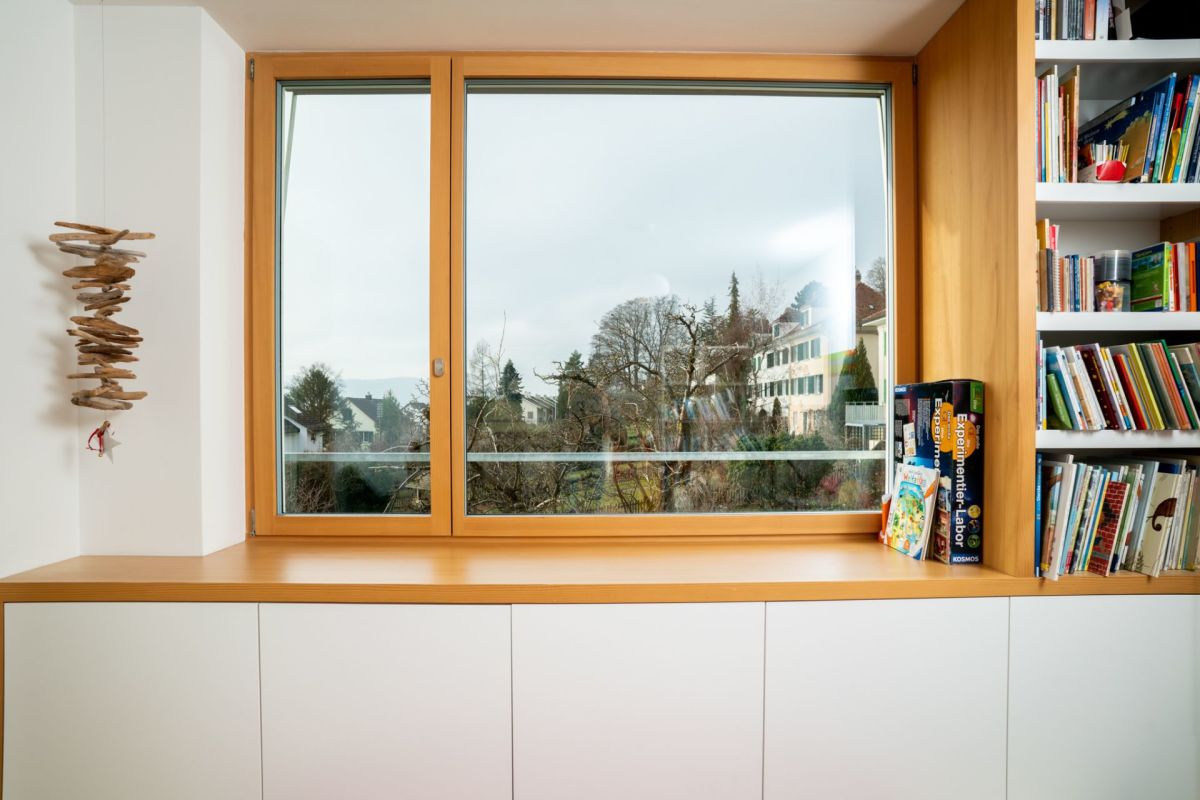 Innenraum mit Fensterbank und Regalen