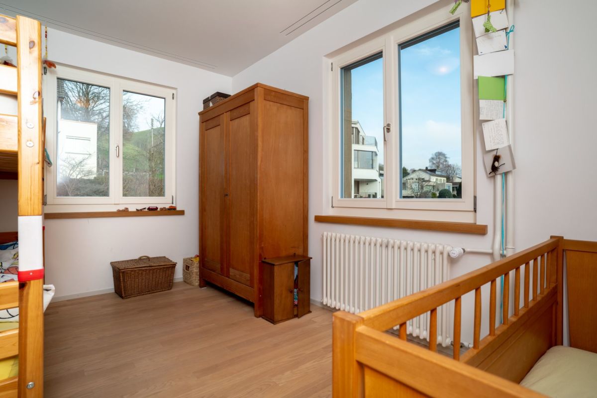 Helles Schlafzimmer mit Holzmöbeln