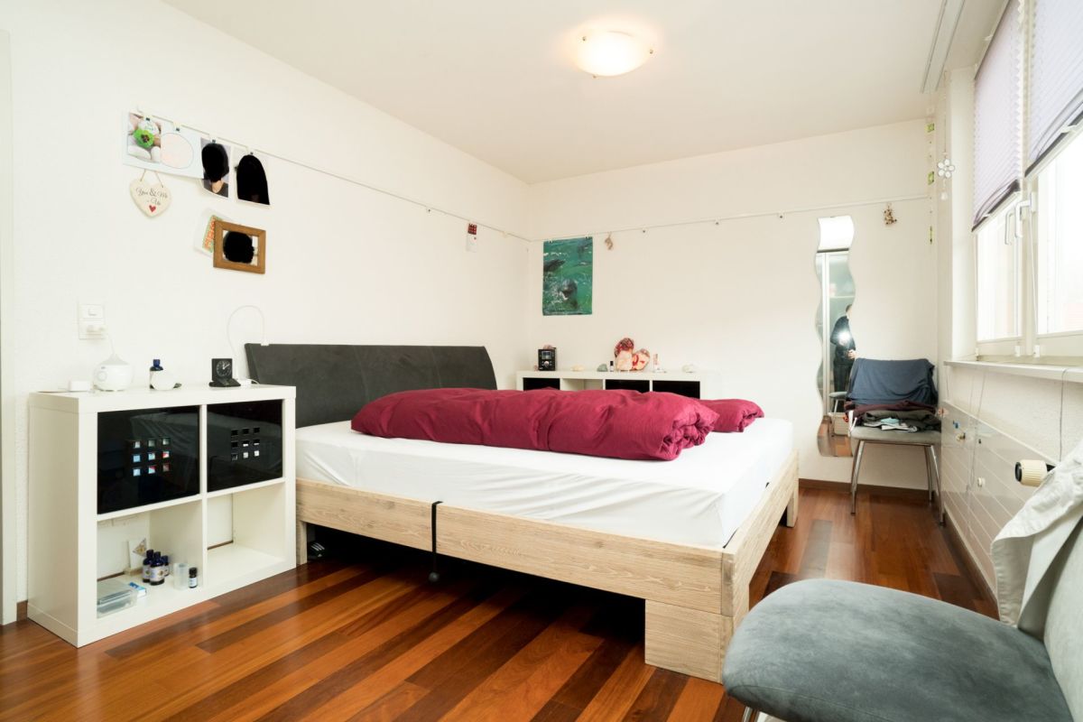 Schlafzimmer mit Bett und Fensterseite