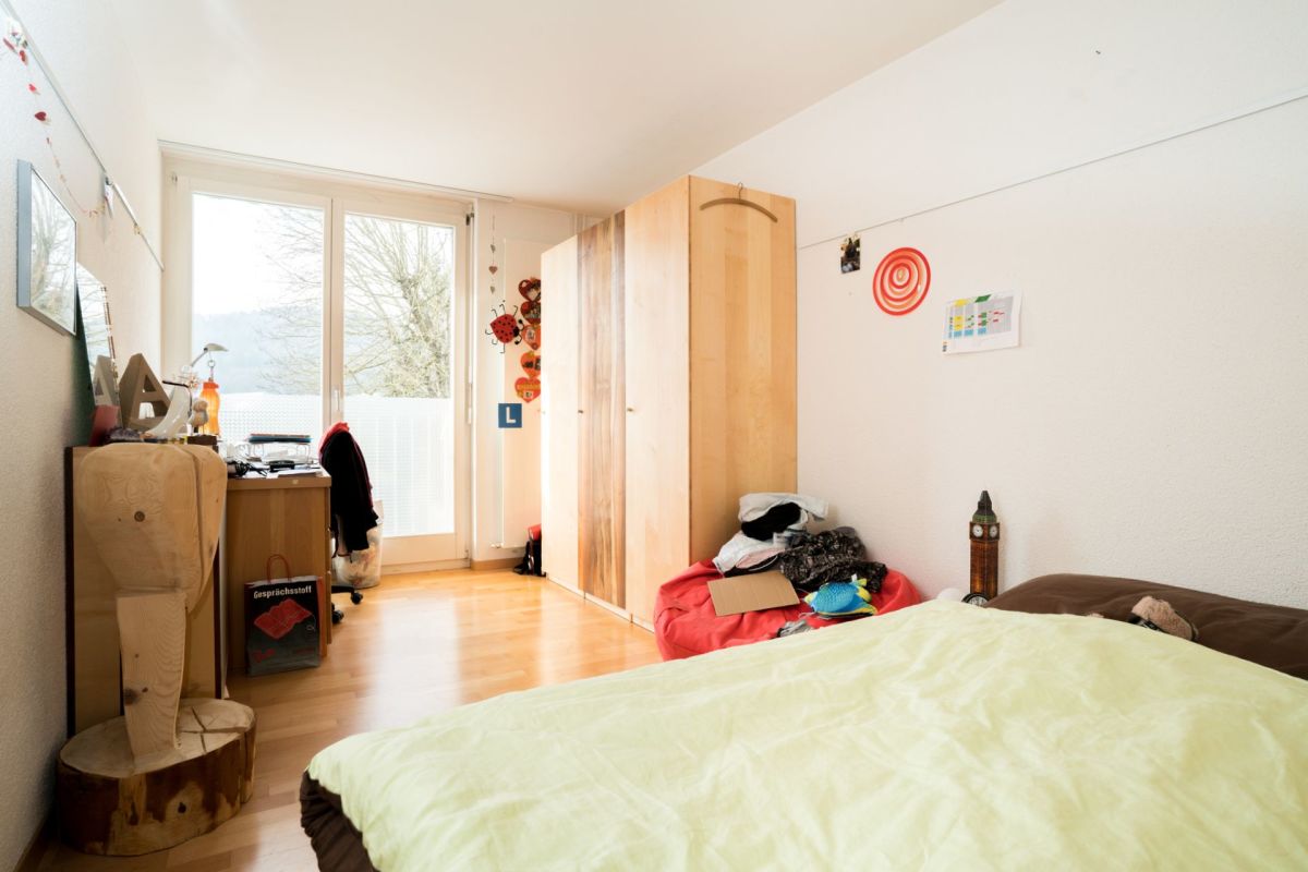 Helles Schlafzimmer mit Balkonzugang