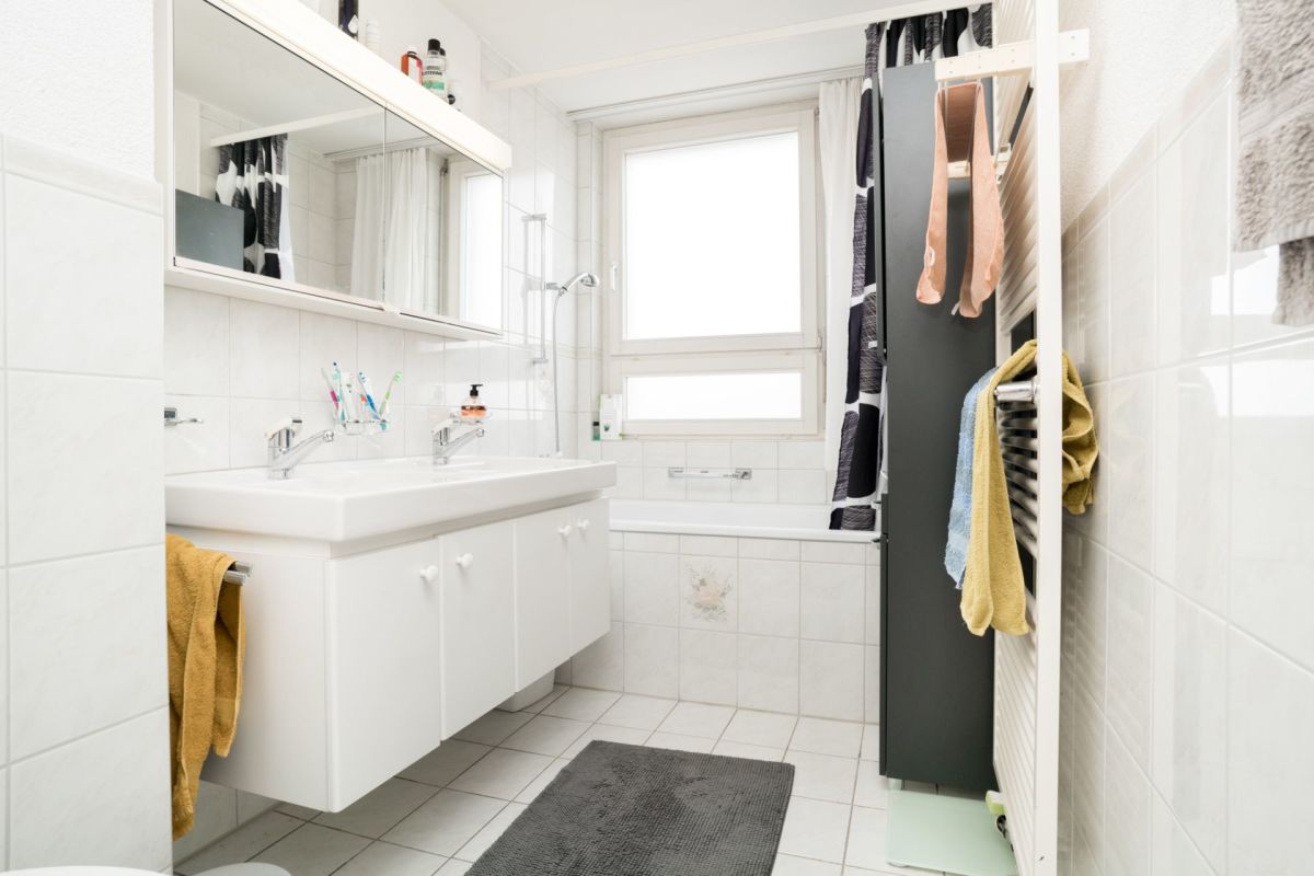 Helles Badezimmer mit weißer Ausstattung
