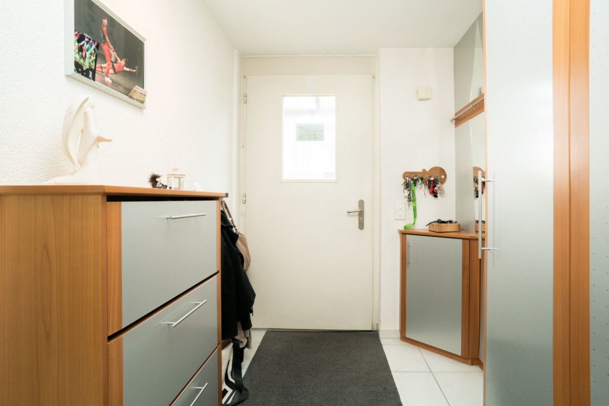 Heller Eingangsbereich mit Stauraum und Garderobe