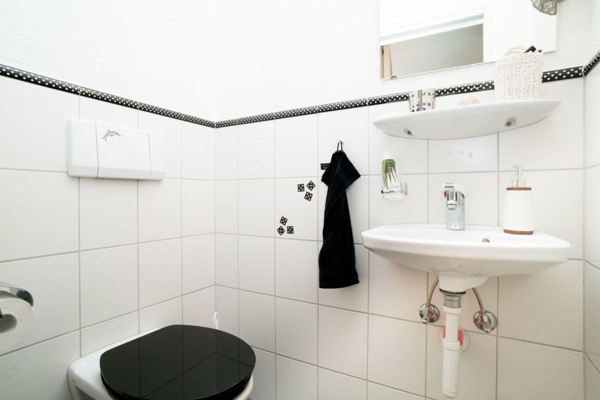 Kleines Badezimmer mit Hängewaschbecken und WC