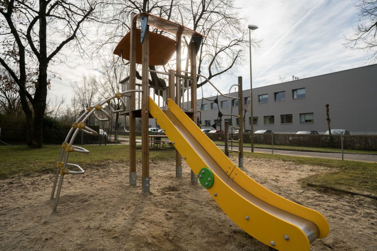 Spielplatz mit Klettergerüst und Rutsche
