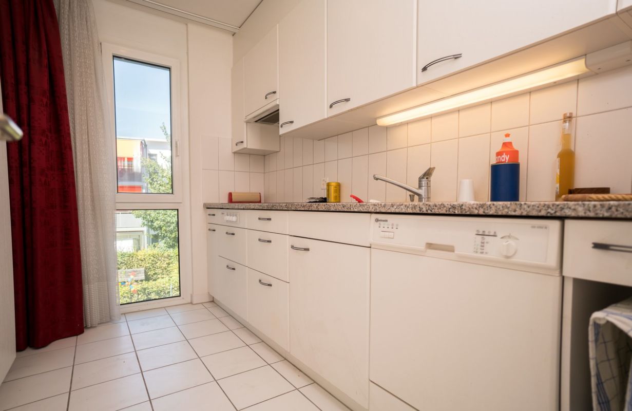 Helle Küchenzeile mit Fensterfront