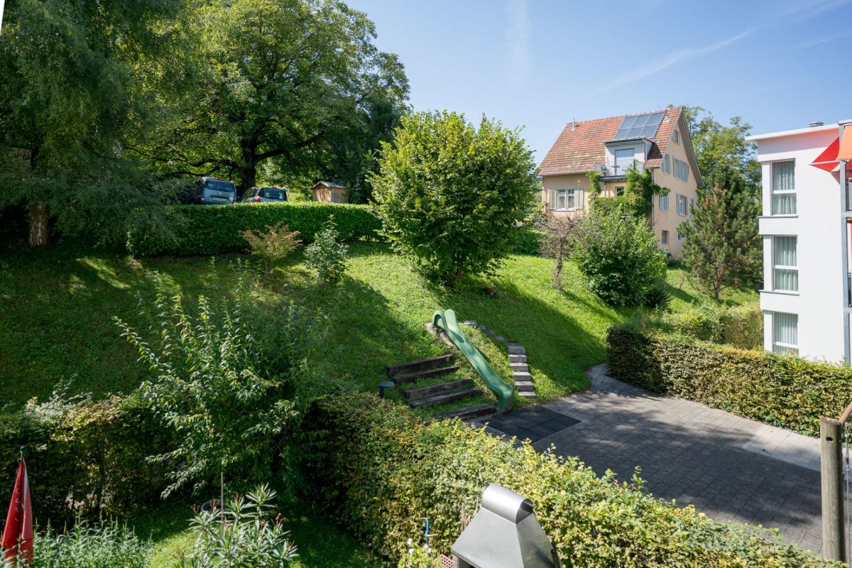 Garten mit angrenzenden Wohngebäuden