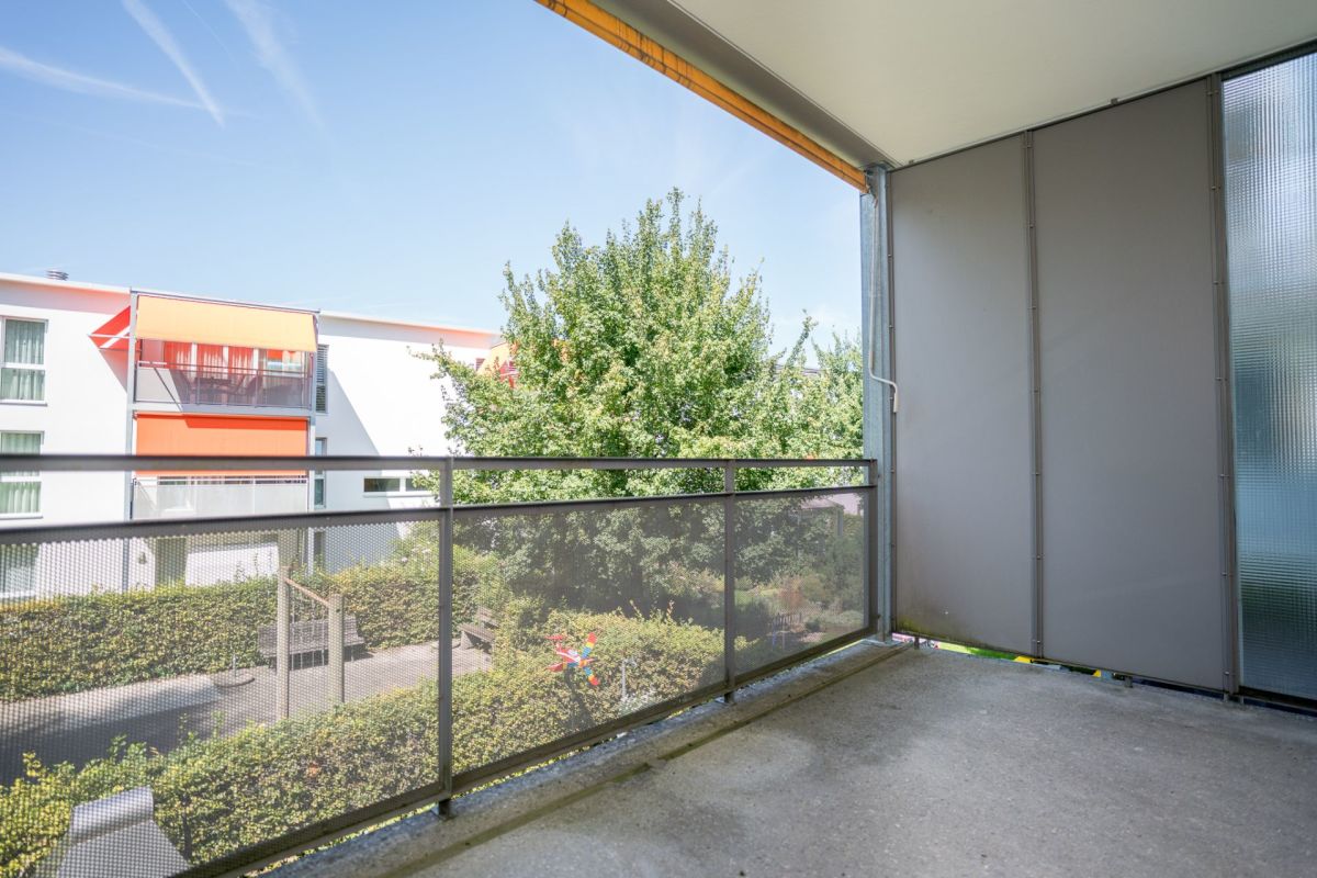 Überdachter Balkon mit Blick in den Innenhof