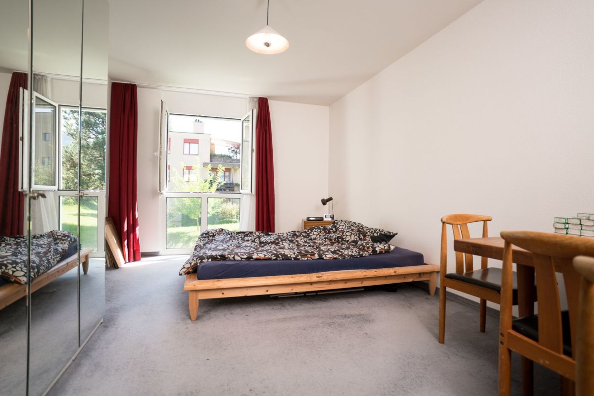Schlafzimmer mit Balkon- oder Gartenzugang