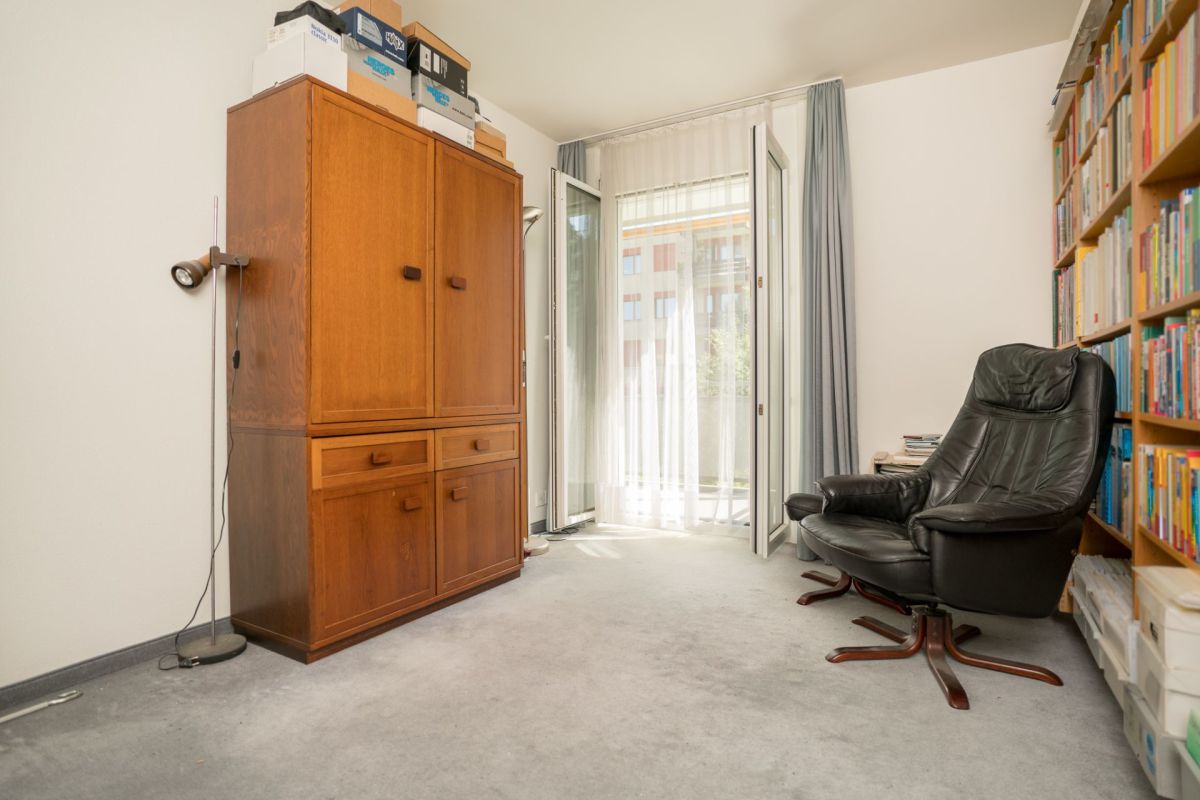 Arbeitszimmer mit Balkonzugang