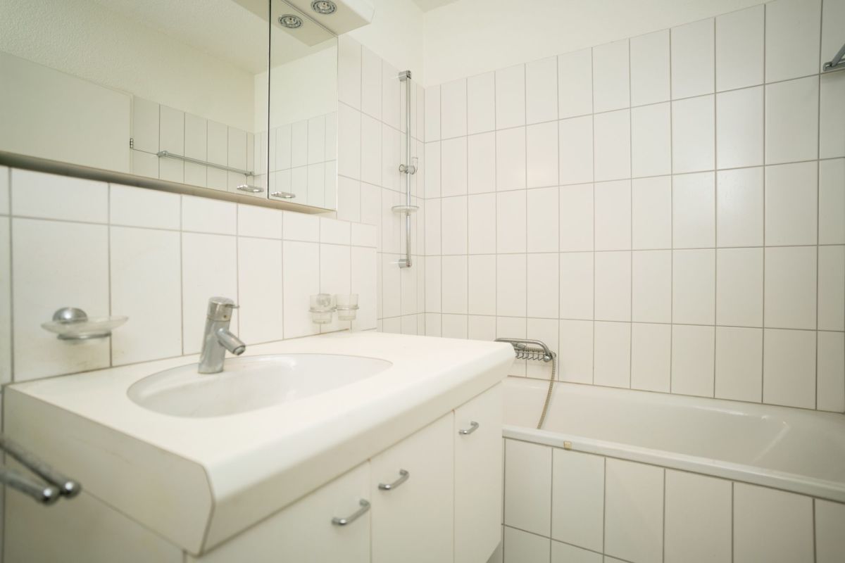 Helles Badezimmer mit Badewanne und Waschtisch