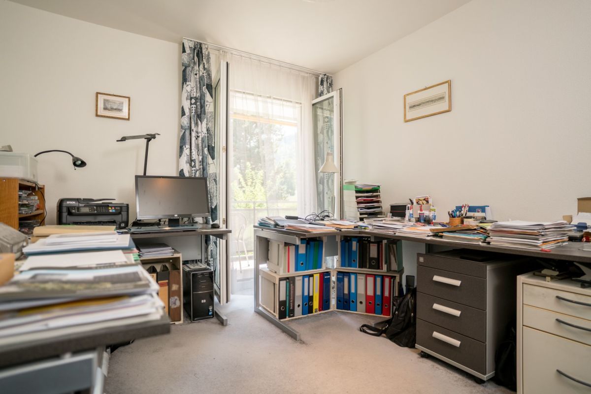Arbeitszimmer mit Fenster und Schreibtischen