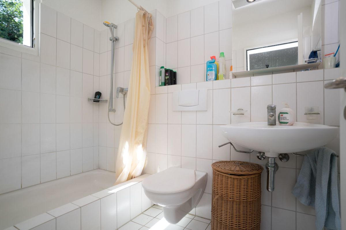 Badezimmer mit Dusche und Waschbecken