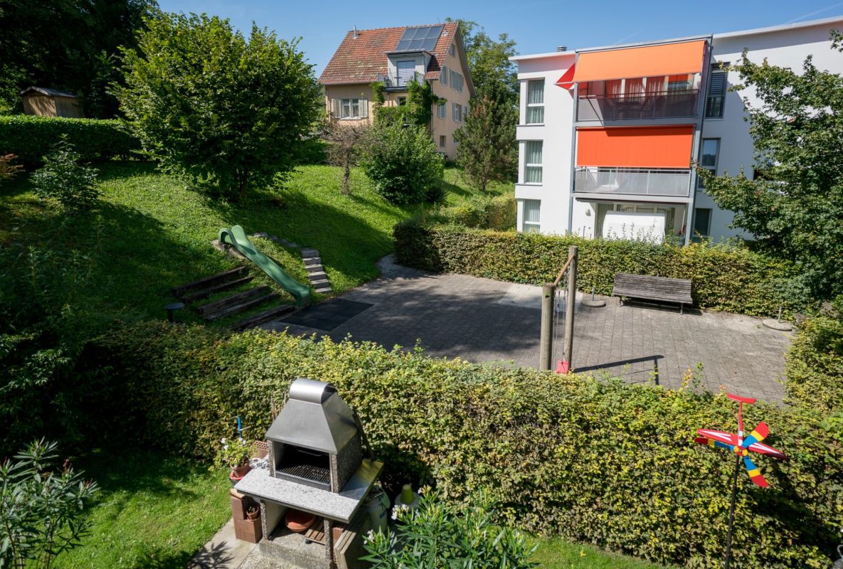 Garten mit Terrasse und Wohnhaus