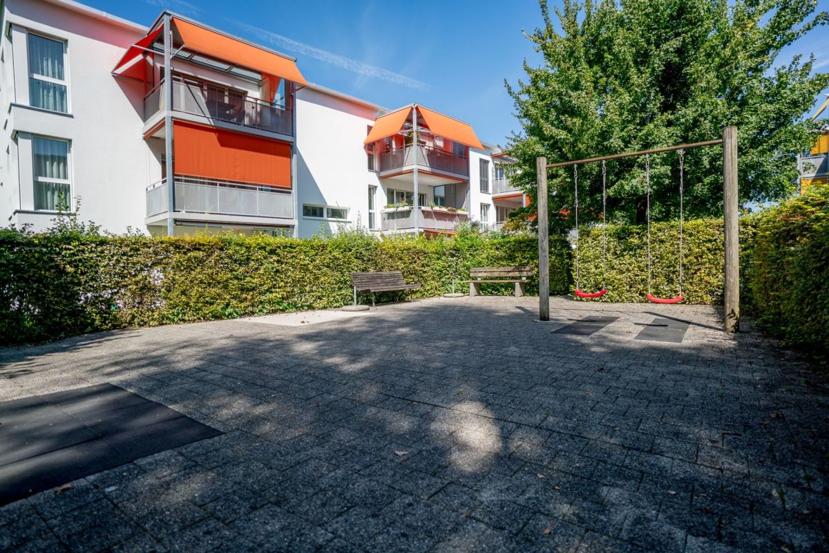 Wohnanlage mit Spielplatz und Balkonen