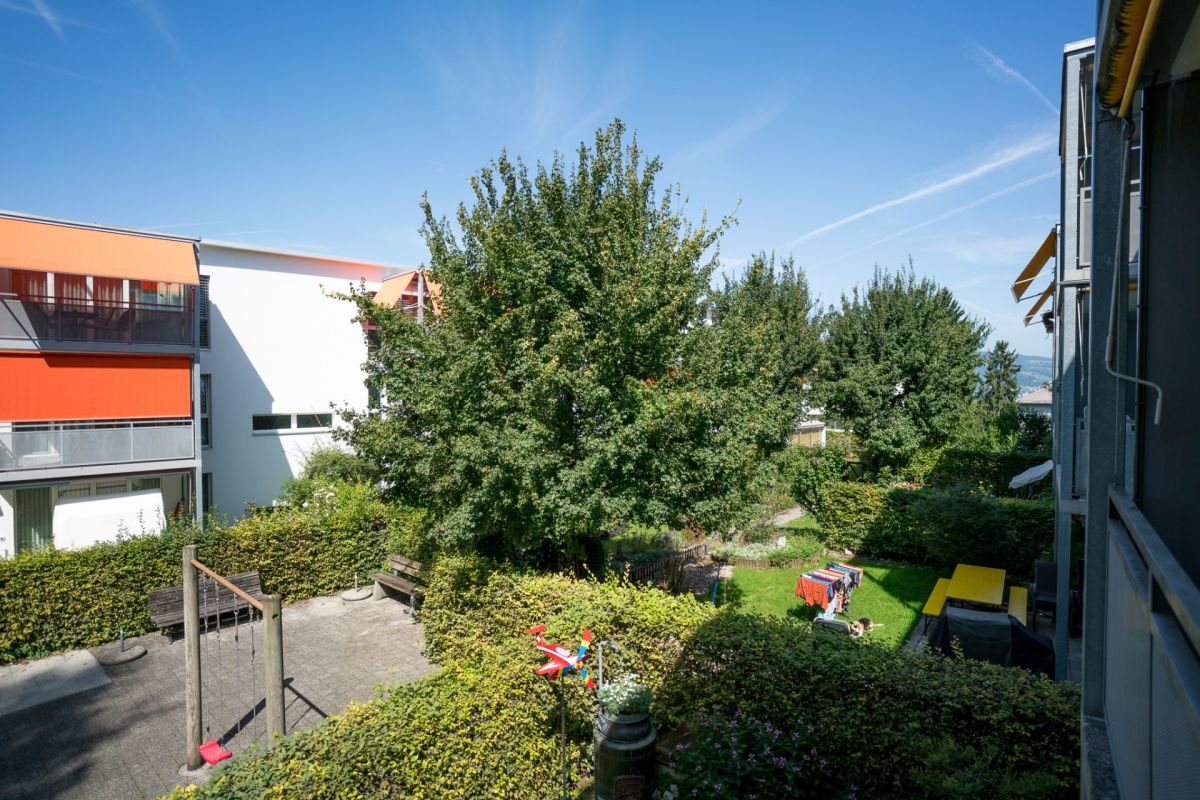 Blick auf einen begrünten Innenhof mit Wohngebäuden