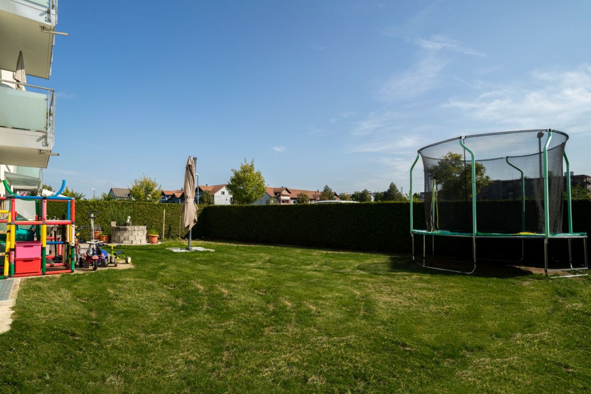 Großer Garten mit Spielgeräten
