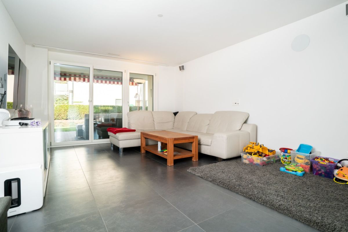 Heller Wohnbereich mit Terrassenzugang