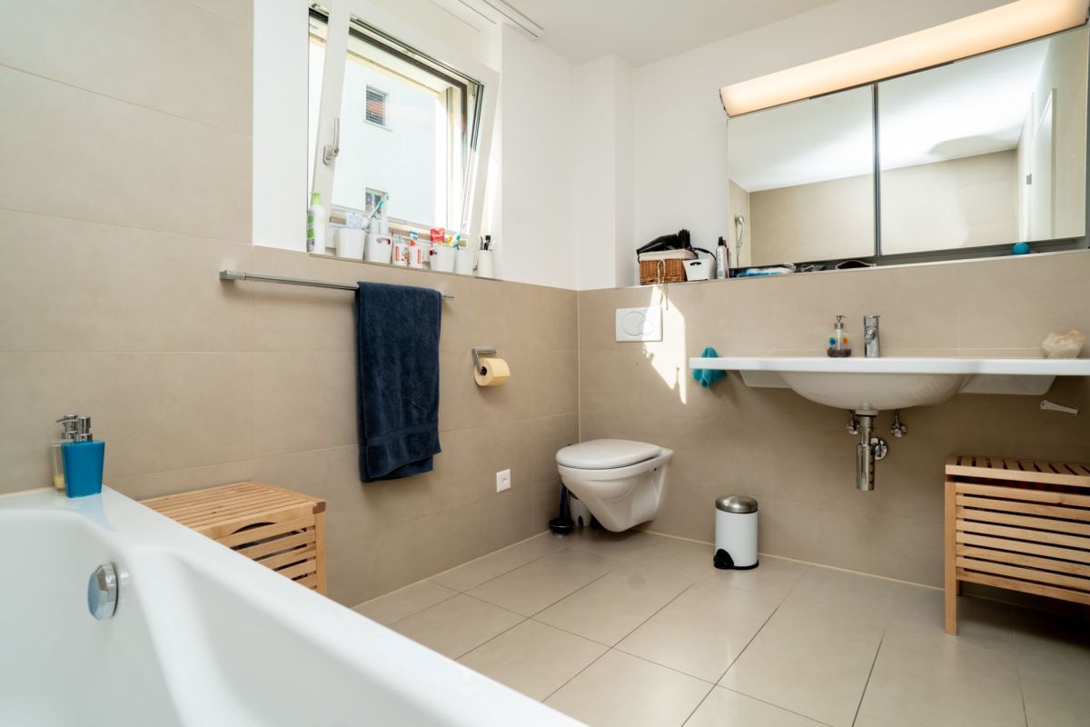 Modernes Badezimmer mit Badewanne, WC und Waschtisch