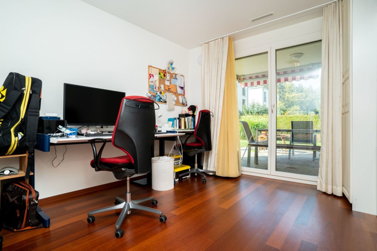 Arbeitszimmer mit Terrassentür