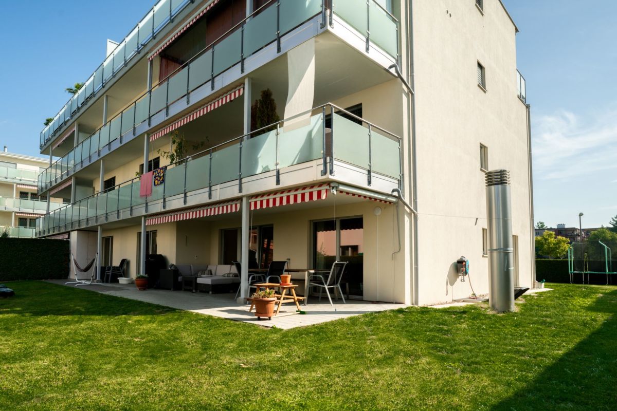 Mehrfamilienhaus mit Balkon und Garten