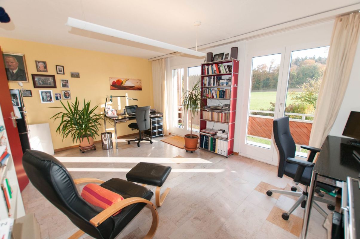 Helles Arbeitszimmer mit Balkonblick