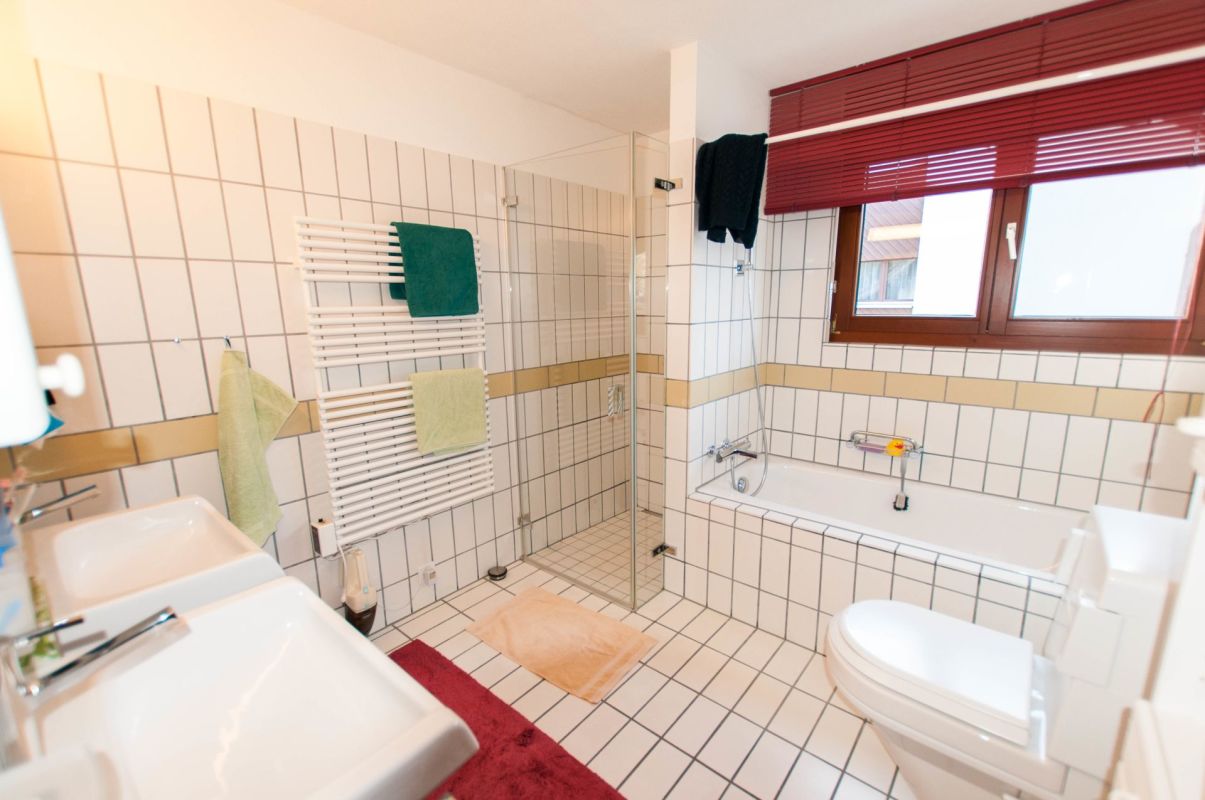 Modernes Badezimmer mit Wanne und Doppelwaschbecken