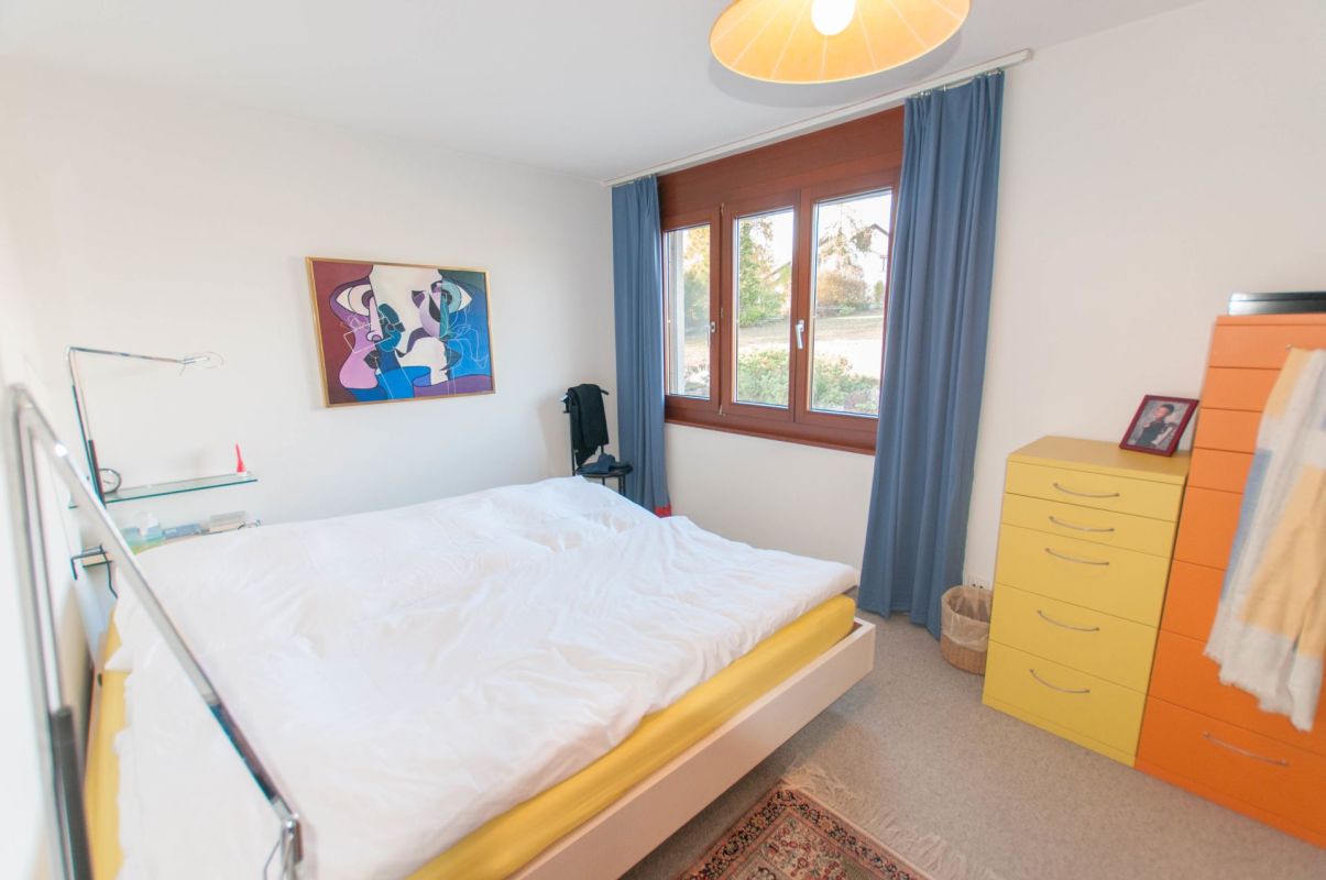 Helles Schlafzimmer mit farbigen Möbeln