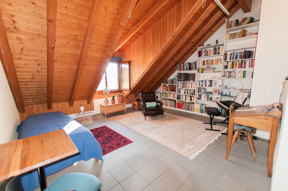 Dachgeschosszimmer mit Lese- und Arbeitsbereich