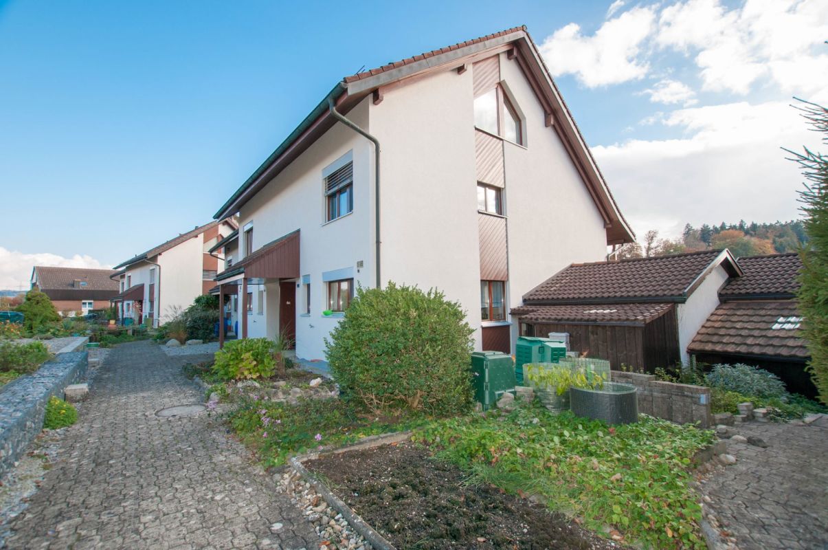 Mehrfamilienhaus mit Giebeldach und Vorgarten