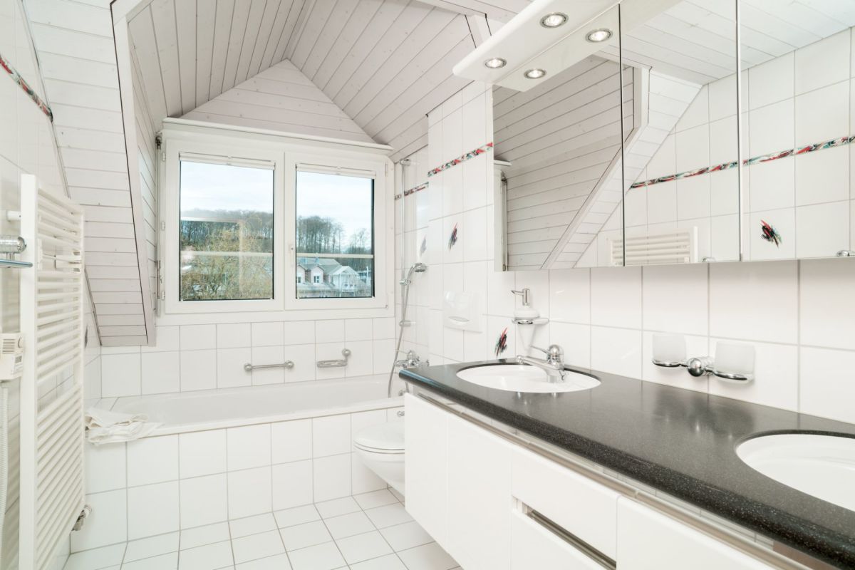 Helles Badezimmer mit Dachschrägen