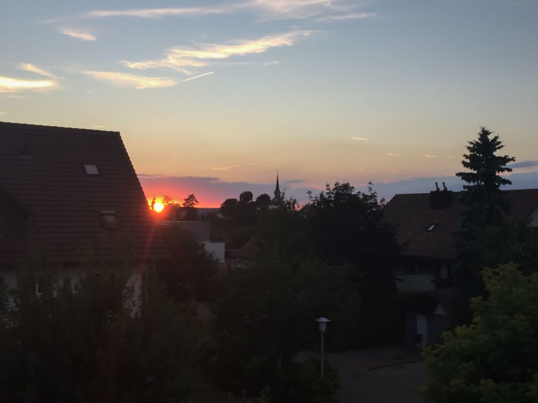 Sonnenuntergang über Wohnhäusern